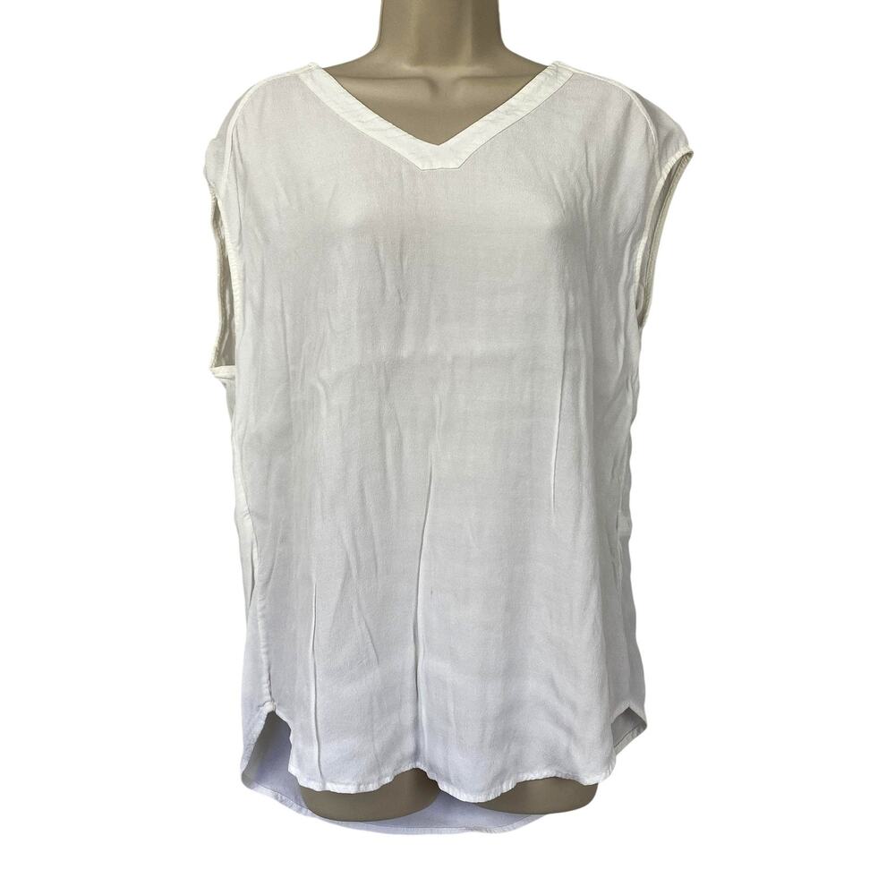 Chicos Tank Top Size 1 White Rayon VNeck Sleeveless Lightweight Summer Minimal M